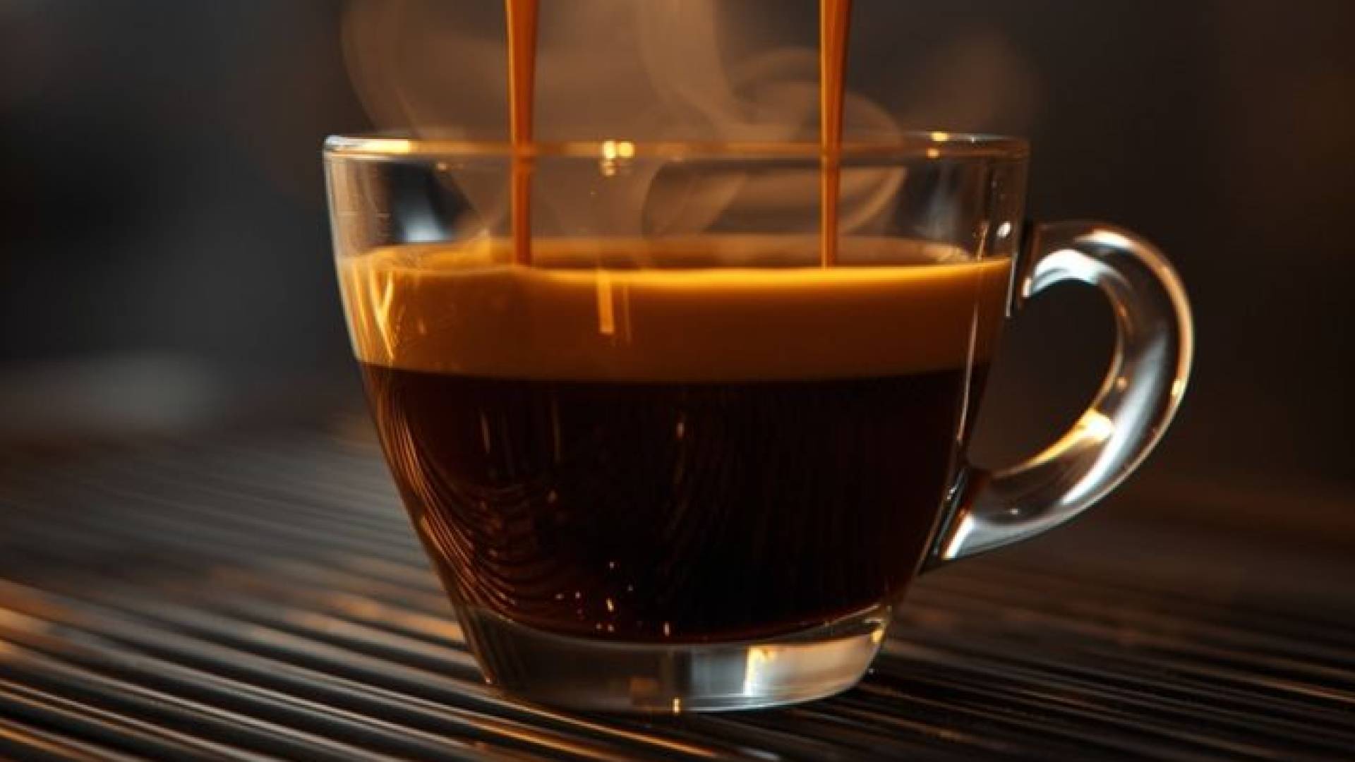 أضرار شرب القهوة على معدة فارغة: لماذا يجب أن تنتظر ساعتين بعد الاستيقاظ؟