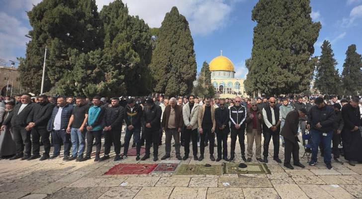 عشرات الآلاف يؤدون صلاة الجمعة في "الأقصى"