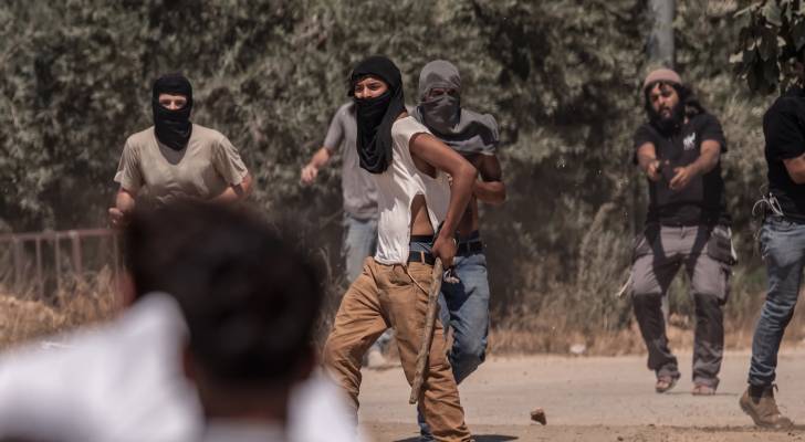 إصابة مسنة و6 فلسطينيين في هجمات للمستوطنيين على نابلس والخليل