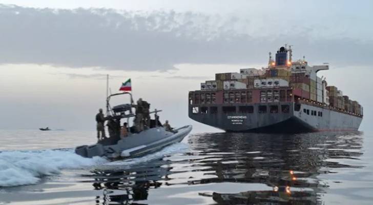 سفينة وقارب في مضيق هرمز
