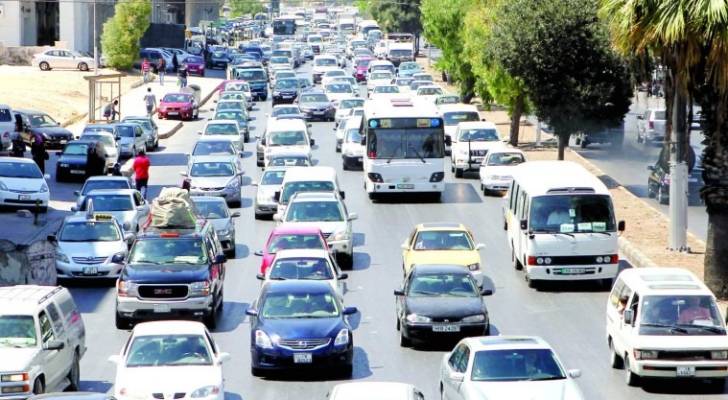 ازدحام مركبات بأحد شوارع عمان