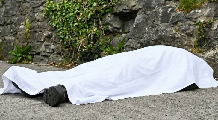 صورة تعبيرية لشخص ملقى على الأرض