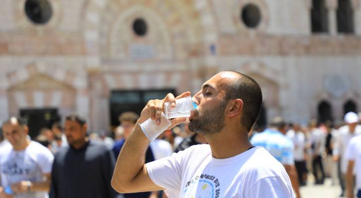 مواطن يشرب المياة في أجواء حارة