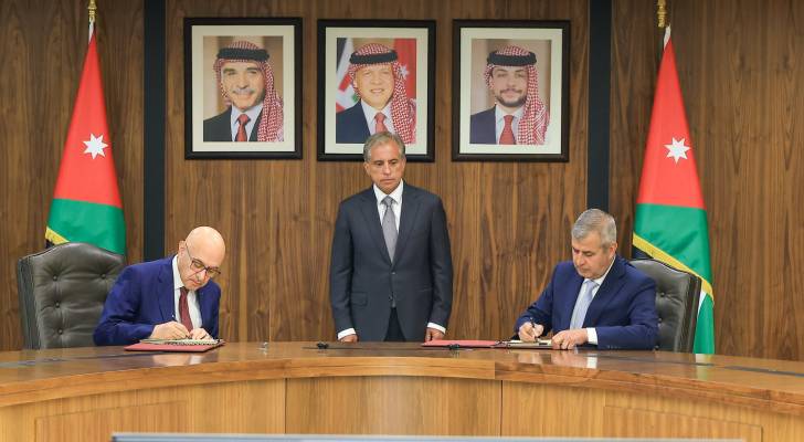 رئيس الوزراء الدكتور جعفر حسان يشهد توقيع اتفاقية استثمار لإنتاج الأمونيا الخضراء في الأردن