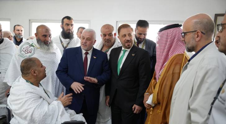 وزير الأوقاف السوري محمد أبو الخير في مطار دمشق الدولي للاطلاع على أوضاع الحجاج السوريين