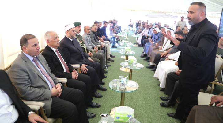 رئيس الديوان الملكي الهاشمي يوسف العيسوي أثناء تقديم واجب العزاء