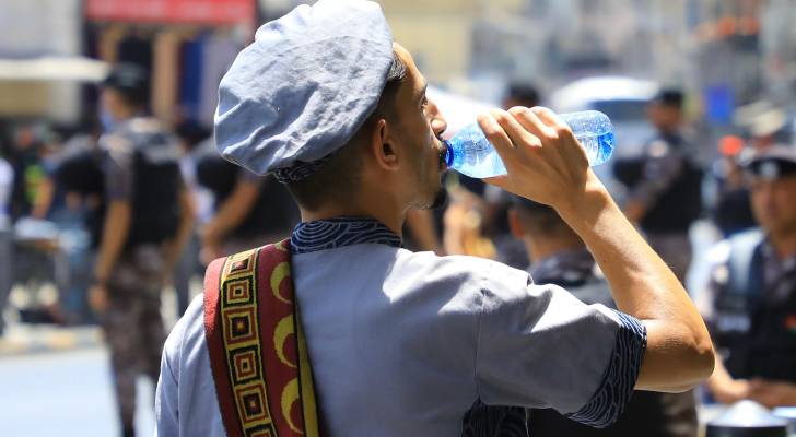 مواطن يشرب الماء في الأجواء الحارة