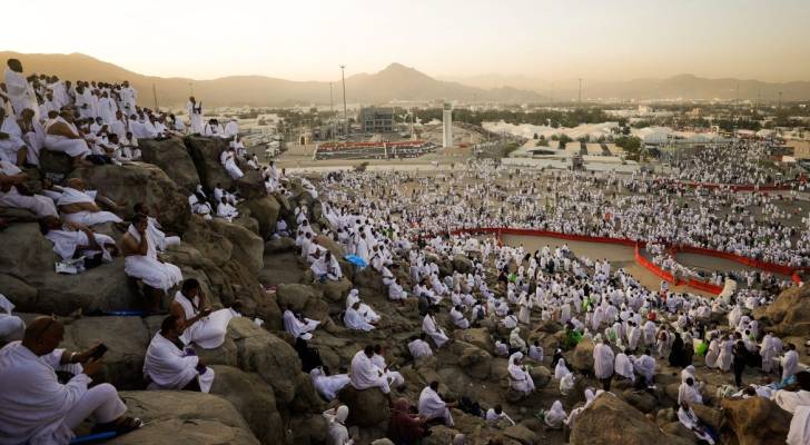 حجاج يجلسون على جبل عرفة