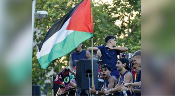 لاعبي برشلونة يرفعون علم فلسطين