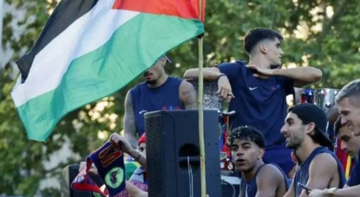 لامين يامال يرفع علم فلسطين