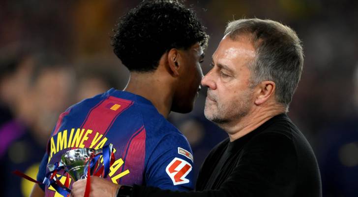 مدرب برشلونة فليك واللاعب لامين يامال
