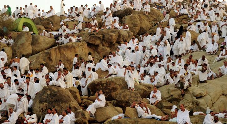 حجاج يقفون على جبل عرفات