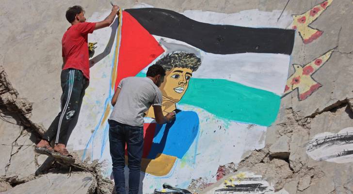 جدارية تصور لاعب برشلونة لامين يامال وهو يلوح بالعلم الفلسطيني