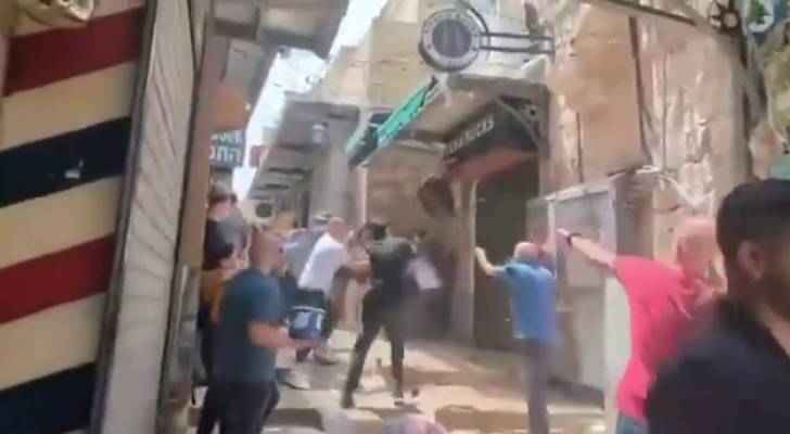 اشتعال المواجهات في "حارة النصارى" بالقدس إثر اقتحام المستوطنين خلال مسيرة الأعلام