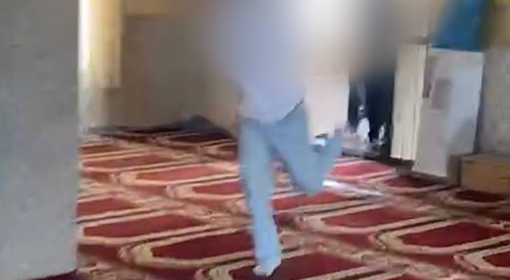 دخول شبان الى المسجد بأحذيتهم