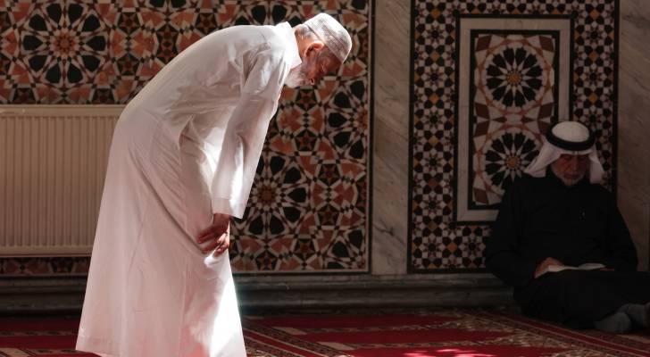 حاج يصلي في مسجد