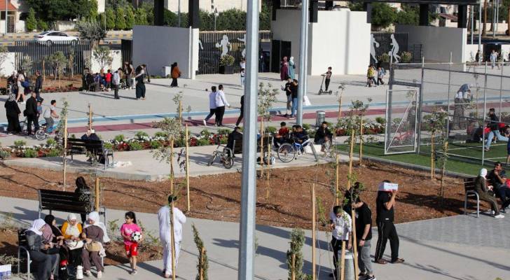 مواطن يزورون "حديقة النشامى"