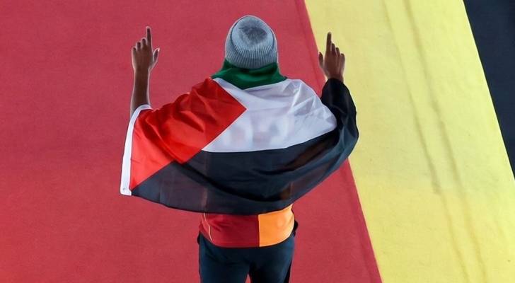 النجم الفرنسي ساشا بوي يتوشح بالعلم الفلسطيني