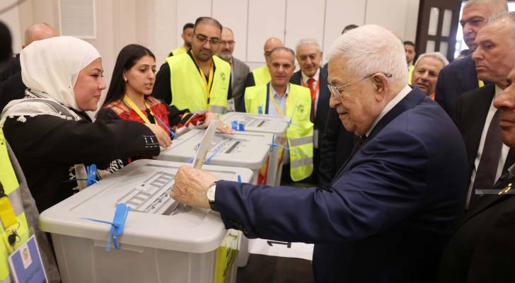 الرئيس الفلسطيني محمود عباس يدلي بصوته في انتخابات فتح