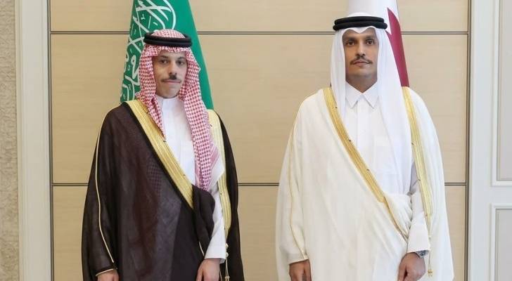 رئيس الوزراء القطري الشيخ محمد بن عبد الرحمن آل ثاني (يمين) ووزير الخارجية السعودي الأمير فيصل بن فرحان