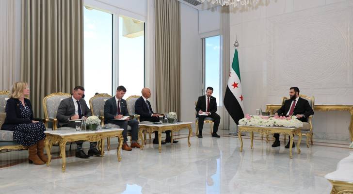 الرئيس السوري أحمد الشرع يلتقي المبعوث الأمريكي الخاص إلى سوريا توماس باراك  في قصر الشعب بدمشق