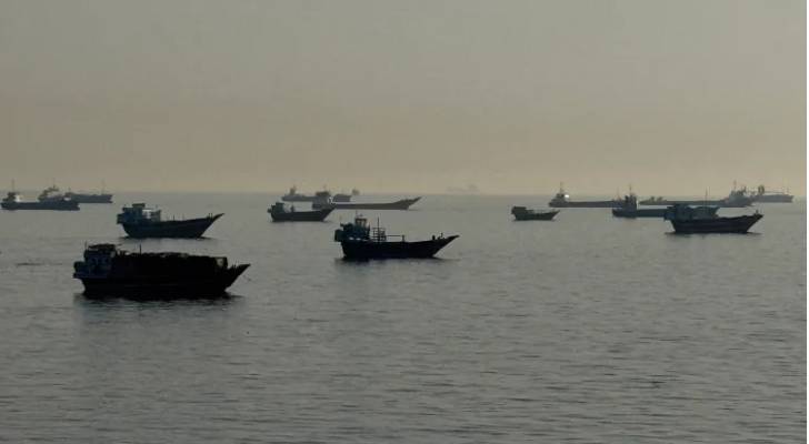 سفن راسية في مضيق هرمز، قبالة شبه جزيرة مسندم الشمالية في سلطنة عمان