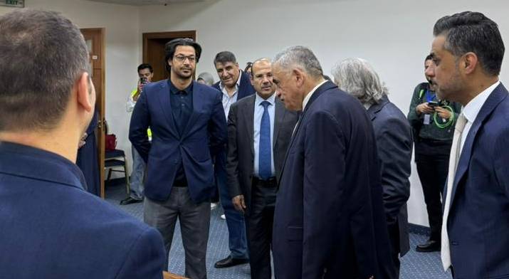رئيس الجامعة الأردنية يجري جولة في الجامعة اثناء فتح صناديق الاقتراع