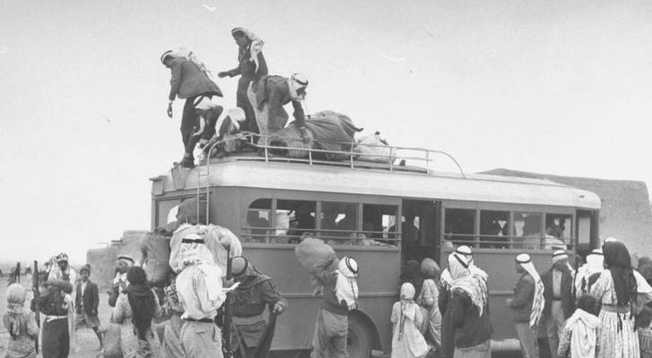 موطنون فلسطينيون  يحملون اغراضهم في يوم تهجيرهم  عام 1948
