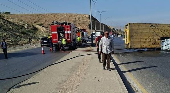 انقلاب شاحنة على طريق العدسية