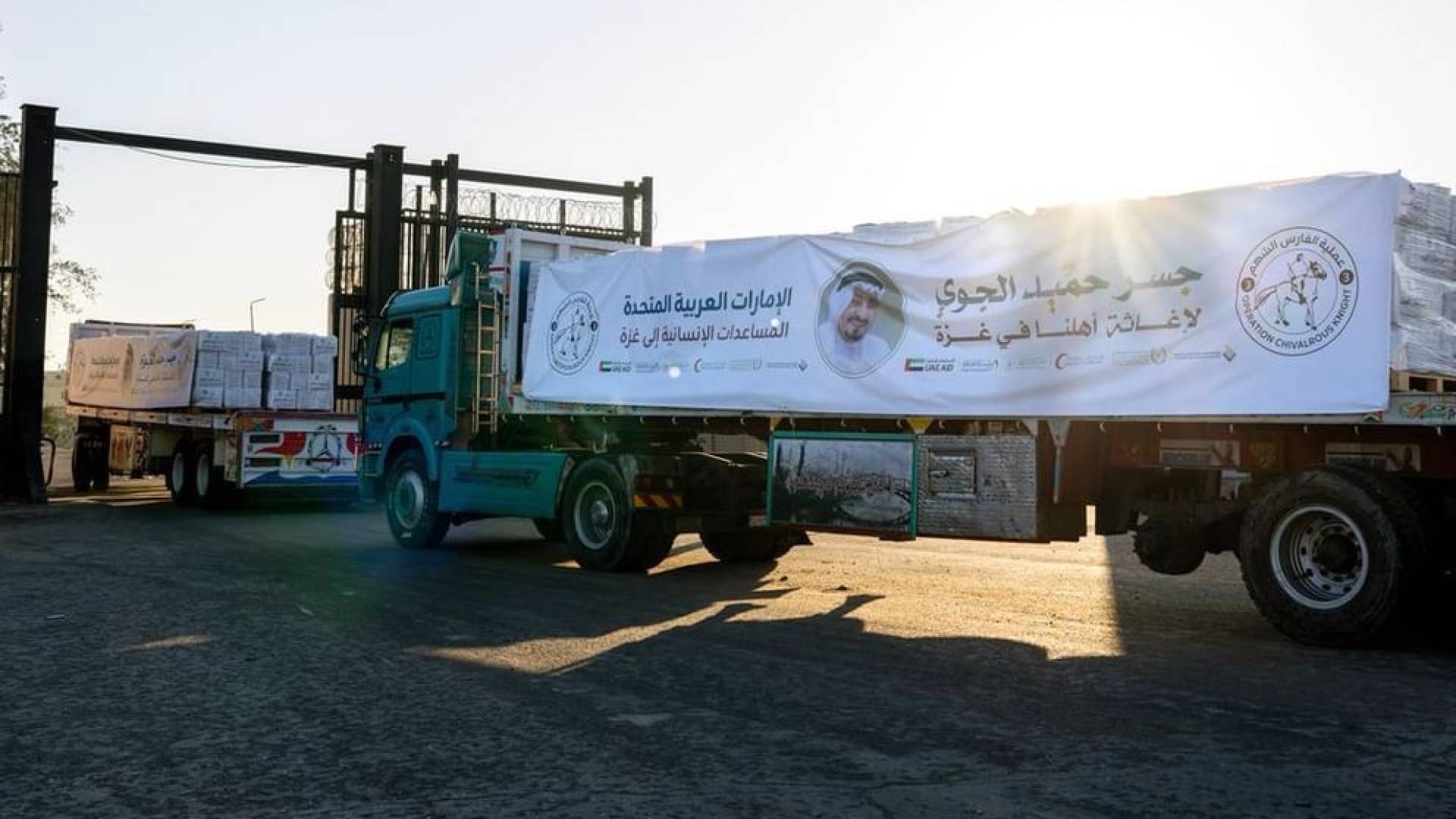 بدعم من وكالة الإمارات للمساعدات الدولية.. قوافل عملية "الفارس الشهم 3" تواصل تدفقها إلى غزة بـ 15 شاحنة إغاثية جديدة