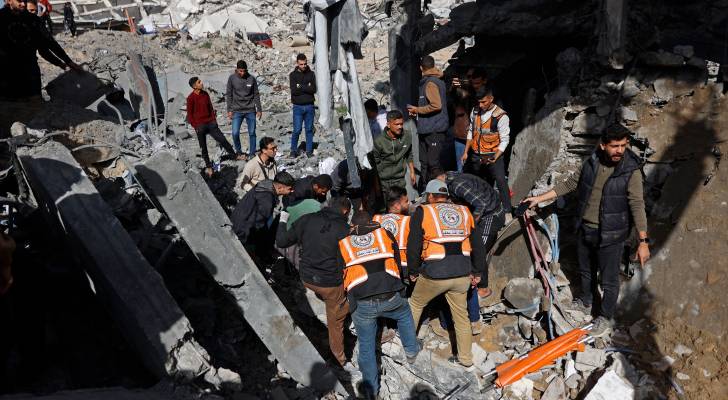 3 شهداء و17 إصابة بقصف مروحي في خان يونس وغربي غزة