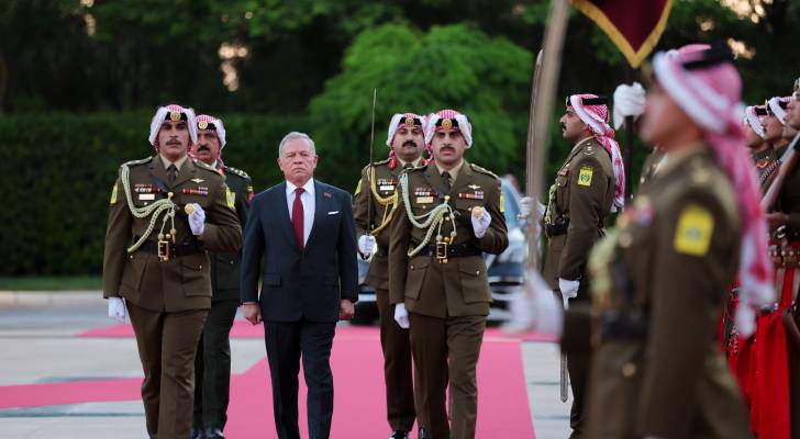الملك يستعرض حرس الشرف لدى وصوله قصر الحسينية