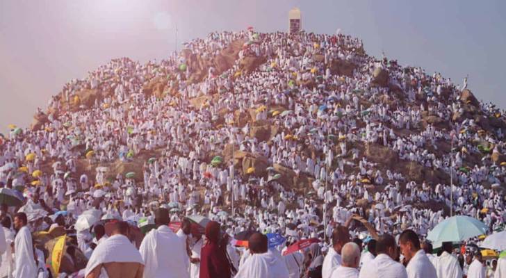 حجاج بيت الله يصعدون على جبل عرفات