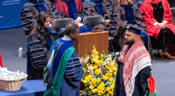 جامعة في كاليفورنيا تحجب شهادة تخرج طالب فلسطيني بسبب رفعه لعلم فلسطين-فيديو