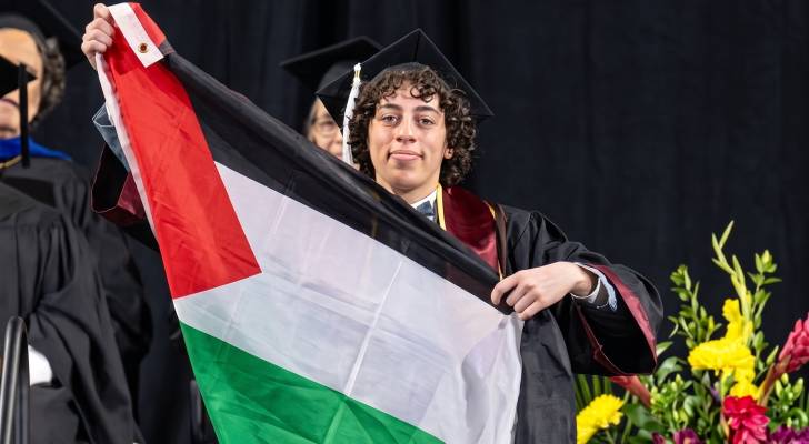 خريج في جامعة مينيسوتا يرفع علما فلسطينيا