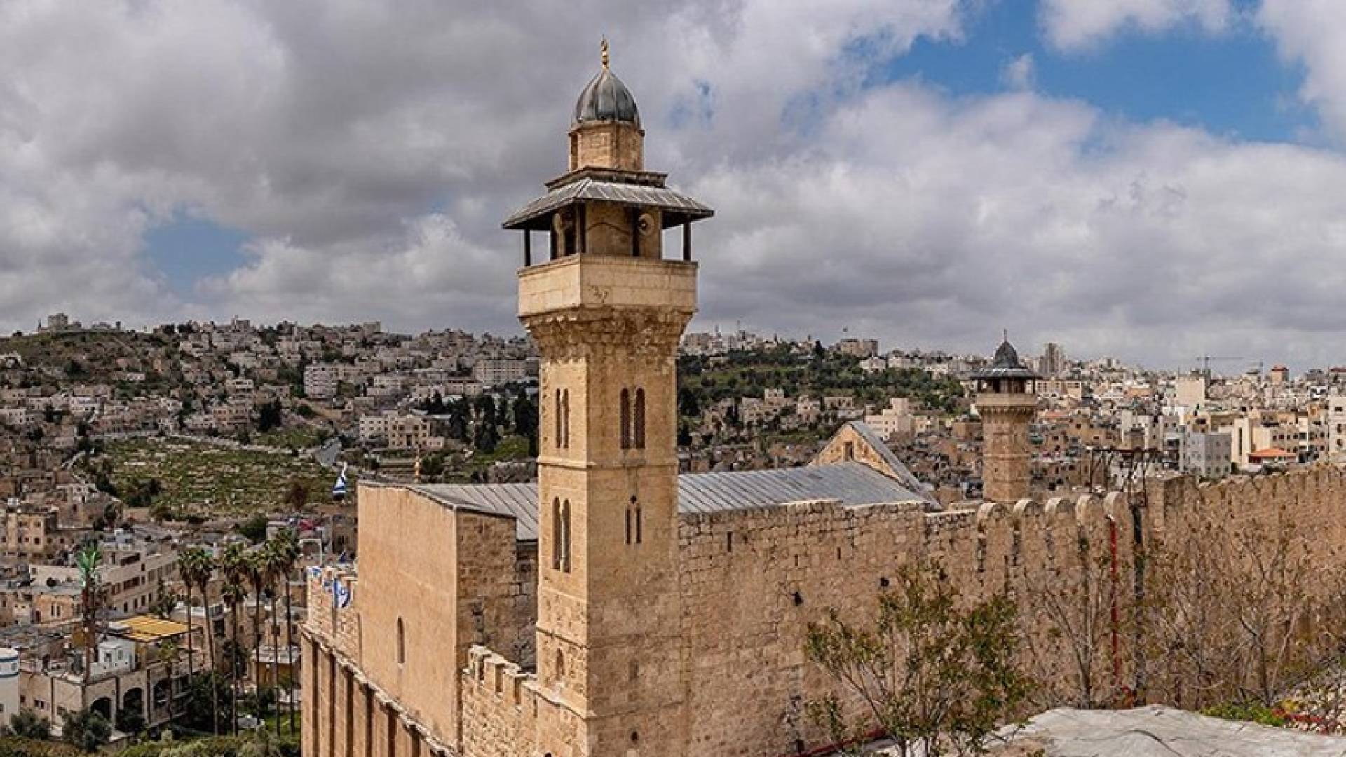 قوات الاحتلال تغلق الحرم الإبراهيمي في الخليل بالكامل وتخلي موظفي الأوقاف والمصلين