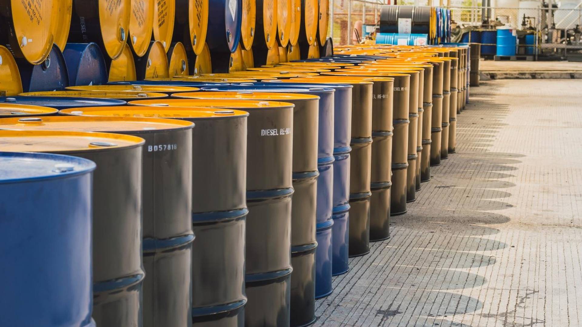 النفط يتكبد أكبر خسارة أسبوعية منذ أبريل بفعل أنباء التفاهم الأمريكي الإيراني