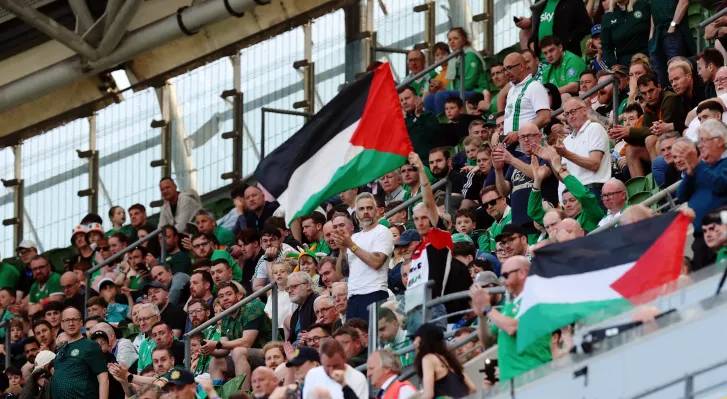العلم الفلسطيني من مدرجات أيرلندا