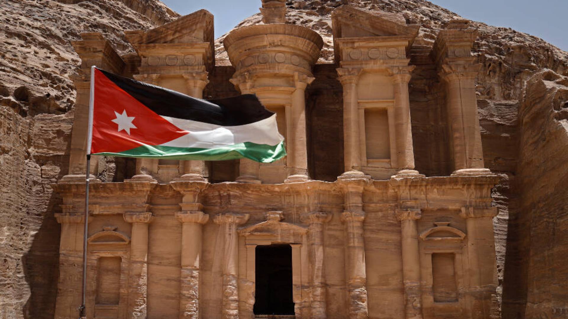 طقس العرب: استقرار جوي مؤقت بالأردن يمهد لموجة دافئة خلال الأيام القادمة