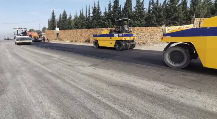 أعمال قشط وتعبيد في منطقتي بسمان و خريبة السوق يوم الاثنين