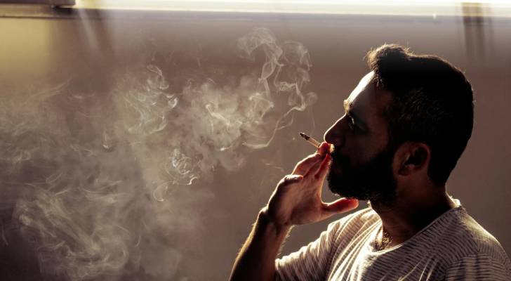 شخص يقوم بالتدخين