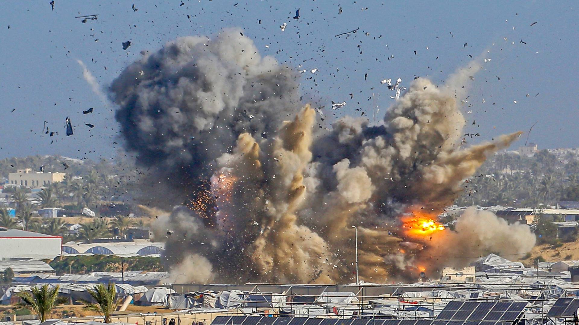 مصادر فلسطينية: 3 شهداء وجرحى في قصف واعتداءات للاحتلال على خان يونس ودير البلح