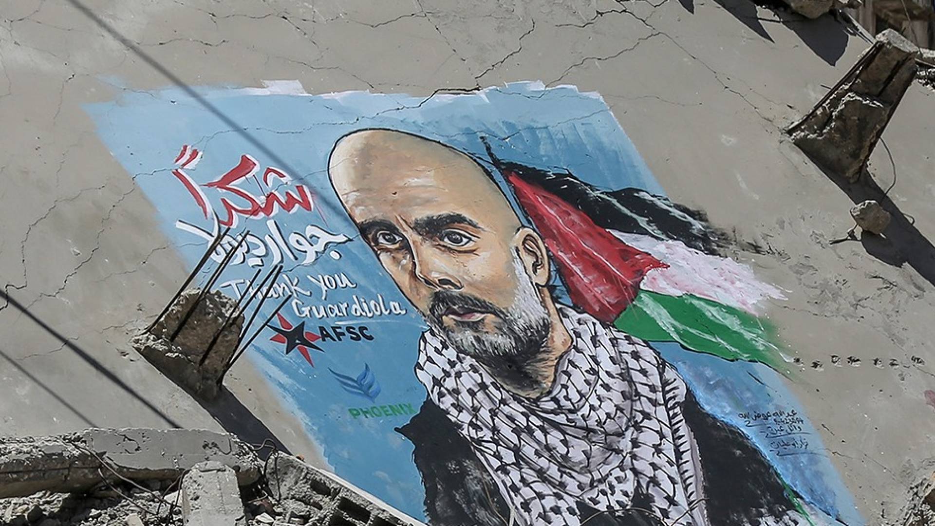 فنانون في قطاع غزة يرسمون جدارية لبيب غوارديولا تقديرا لموقفه الداعم للفلسطينيين