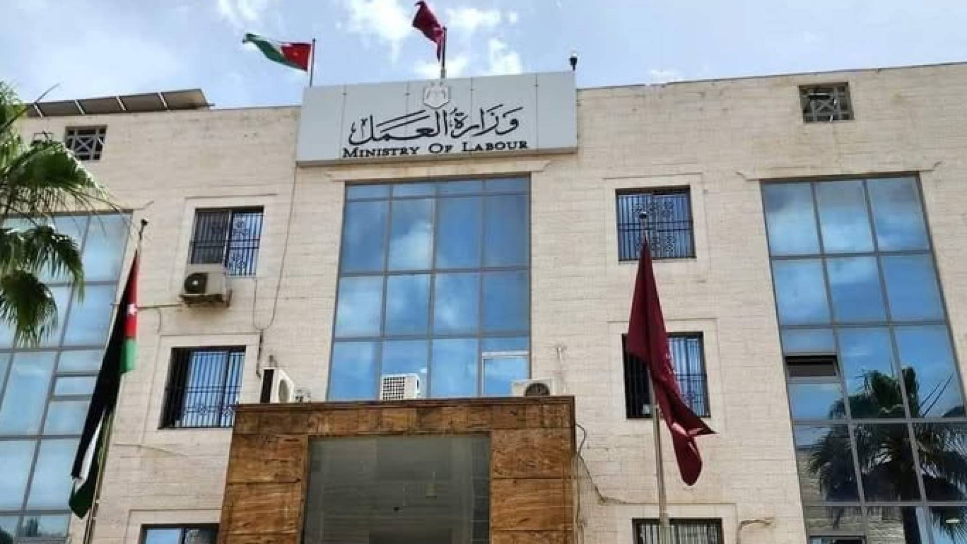 قرار رسمي بإيقاف استقدام العمالة غير الأردنية في جميع القطاعات باستثناء هذه المهن