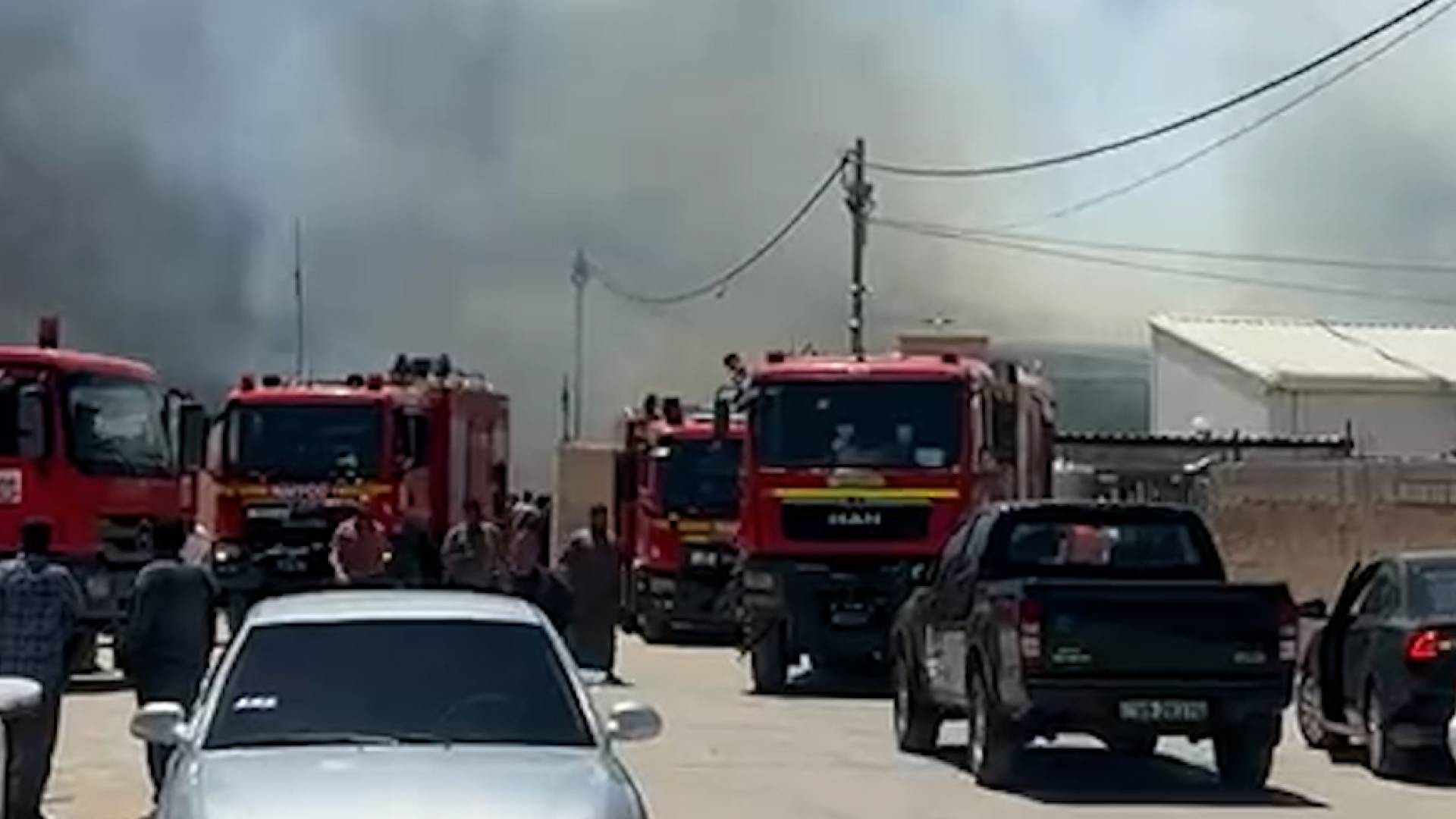 مراسل "رؤيا": حريق ضخم في مصنع إعادة فرز النفايات التابع لبلدية المفرق الكبرى