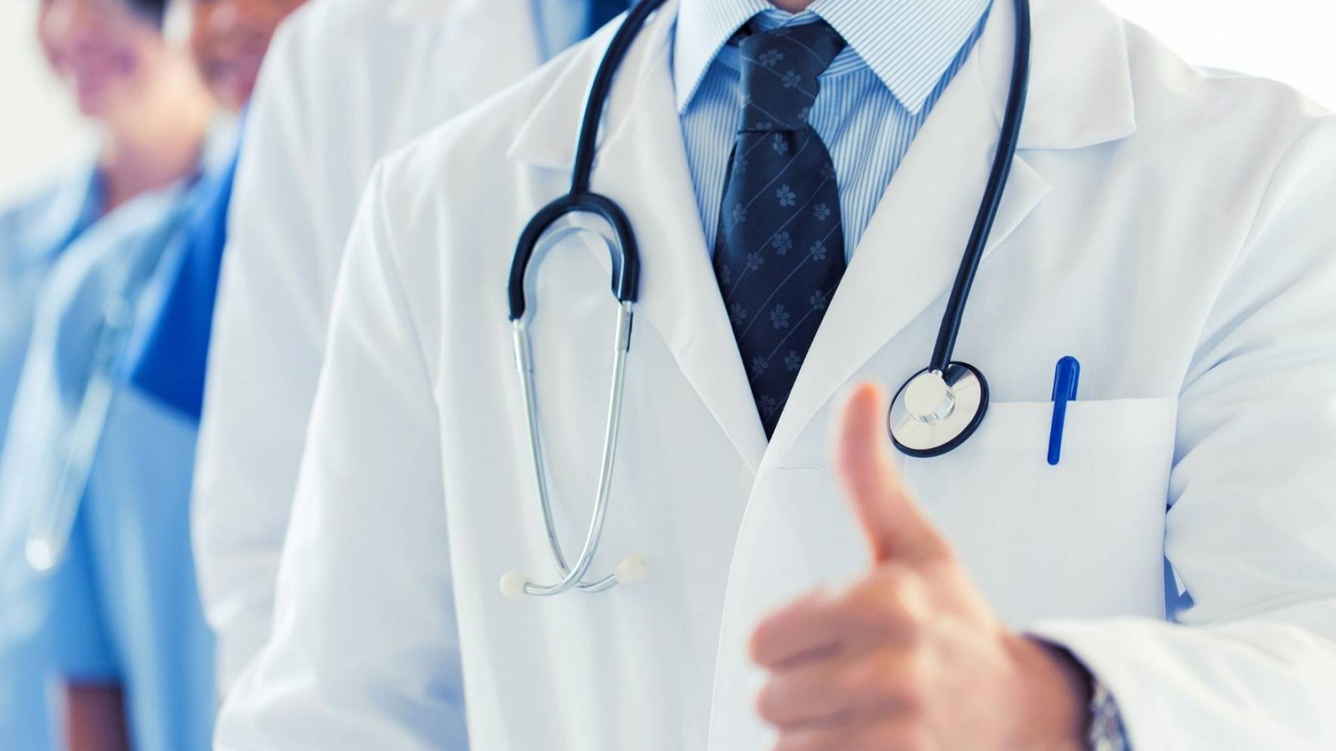 بعد ضبط "طبيب مزيف".. نقابة الأطباء المصرية تكشف آليات التحقق من هويات الممارسين