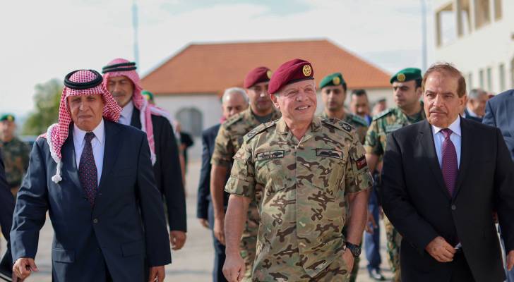 الملك مع عدد من النتقاعدين العسكريين