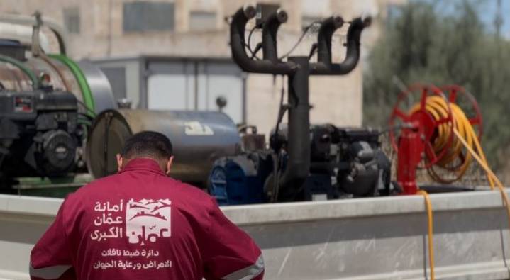 "رؤيا" ترافق فرق مكافحة الحشرات والقوارض في جولة ميدانية في عمان