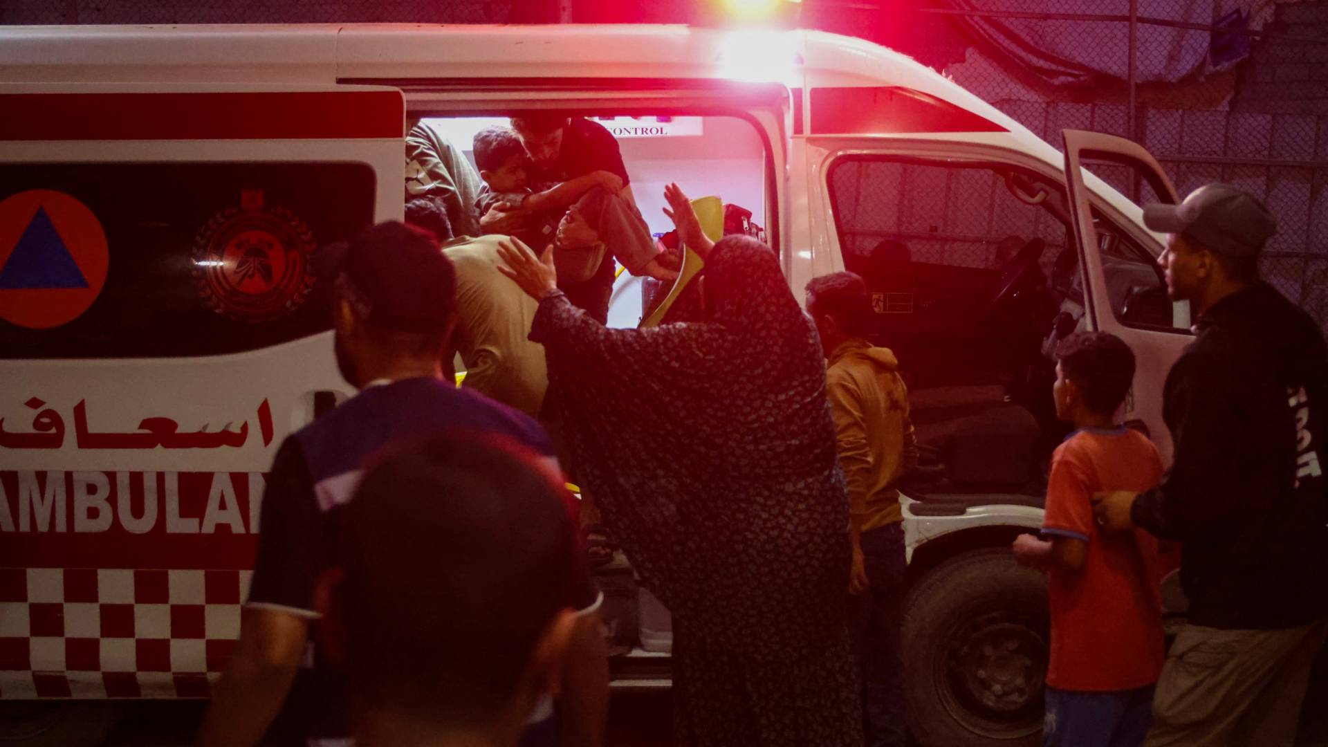 وزارة الصحة بغزة تدين اعتقال الاحتلال لطواقم إسعاف الهلال الأحمر الفلسطيني