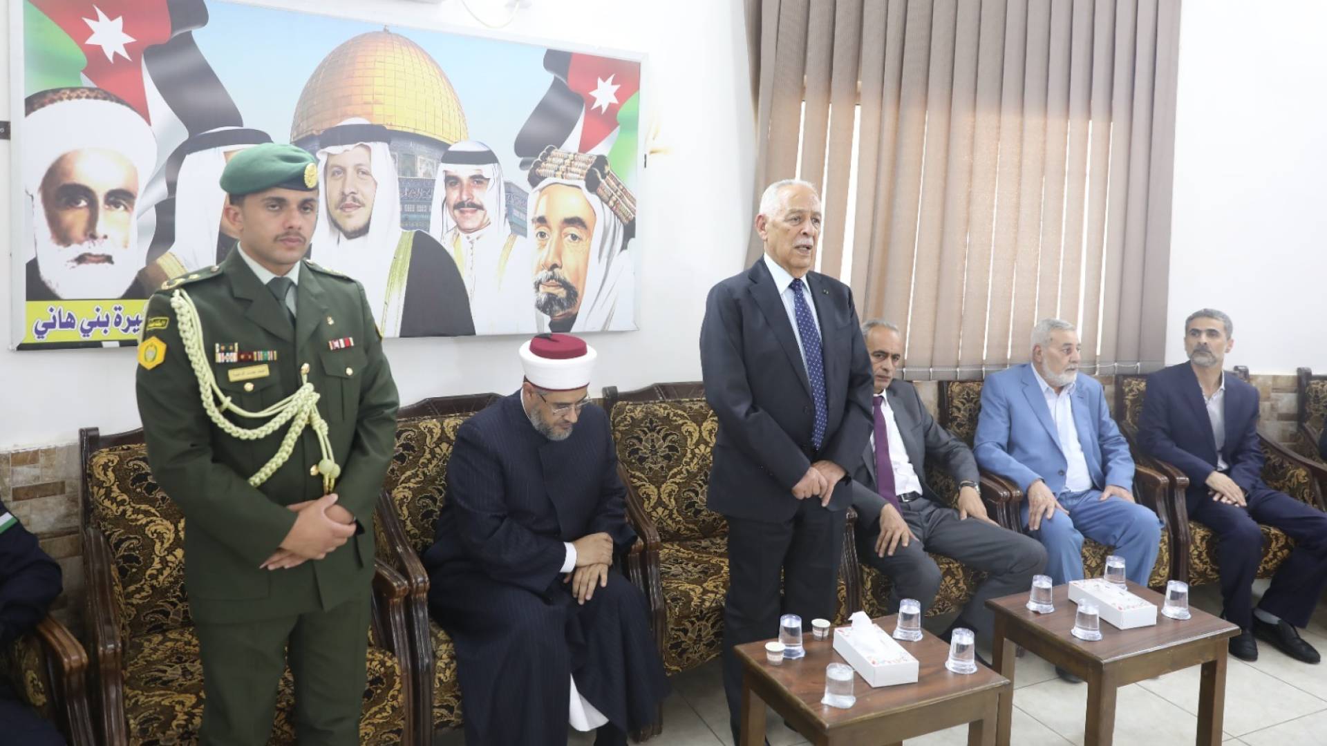 مندوبا عن الملك وولي العهد.. العيسوي يعزي عشيرة بني هاني